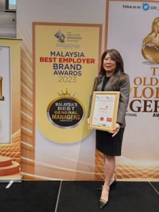 Ms. Pauline Chua with the Malaysia Brand Leadership Award 2023, signifying the hotel