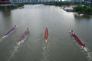 Exciting action on-site at the "Shui Yun Jing Du" Dragon Boat Invitational (PRNewsfoto/The Publicity Department of Yulin Municipal Government)