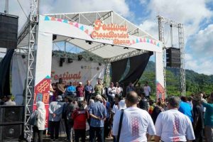 The Minister of Tourism and Creative Economy, Sandiaga Uno, officially opened the "Skouw Crossborder Festival" at the Skouw Integrated Border Post in Papua, on Thursday (7/6/2023). The Minister also expressed his gratitude to all parties for the successful organization of the crossborder event for the third time.